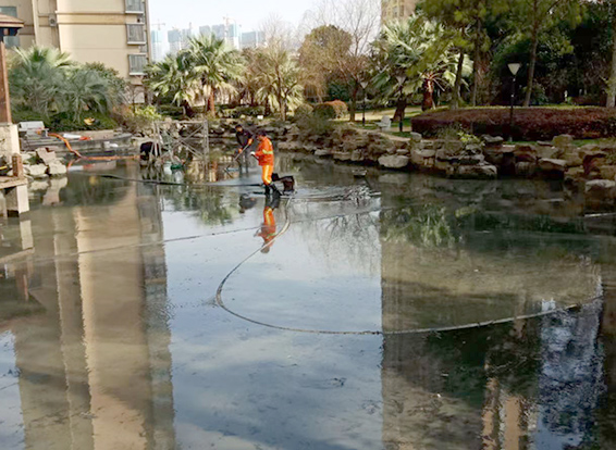龙亭景观池淤泥清理